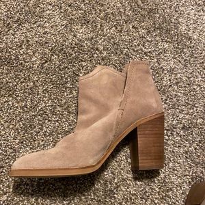 NWOT Dolce Vita suede booties